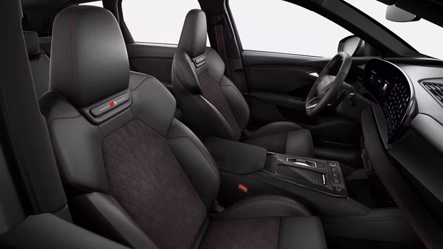 Bilde som viser S-interiør med sportsseter plus, sort Dinamica mikrofiber / skinn, fargede sømmer i rødt fra Audi Sport GmbH